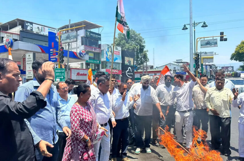  महानगर कांग्रेस ने भाजपा सरकार का पुतला फूंका