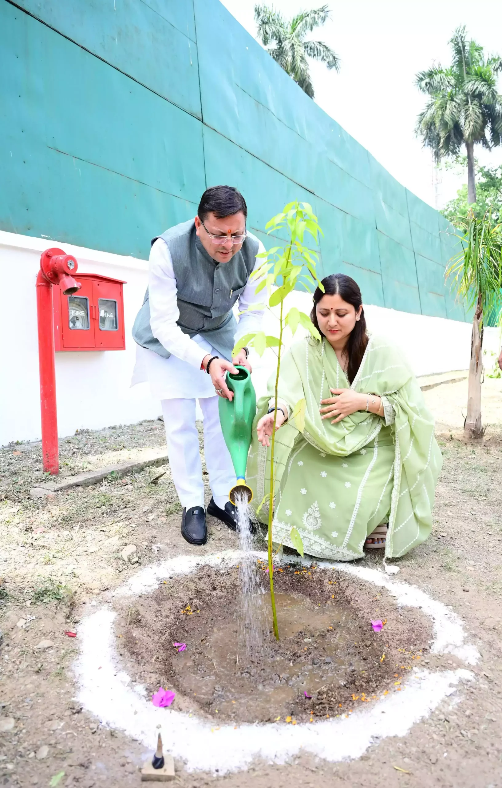  मुख्यमंत्री धामी ने किया पौधरोपण, बोले- आज संकल्प लेने का दिन है