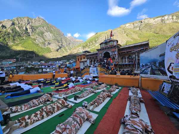 बदरी-केदार धाम में बही योग की गंगा, सैन्य जवान व तीर्थ पुरोहित दिखे योग मुद्रा में
