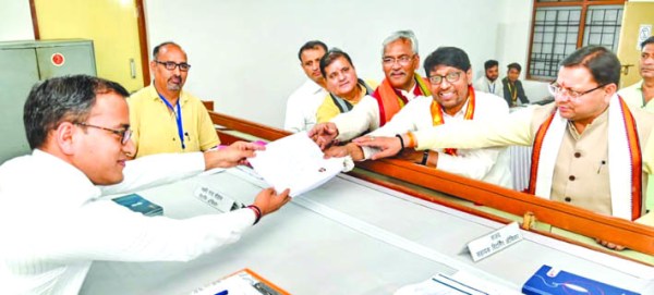  मंगलौर विधानसभा सीट उपचुनाव के लिए बीजेपी प्रत्याशी करतार सिंह भड़ाना ने किया नामांकन, मुख्यमंत्री धामी रहे मौजूद