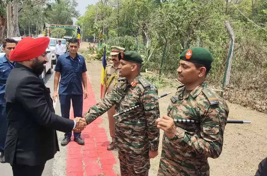  राज्यपाल ने बनबसा पहुंचकर सेना के जवानों का बढ़ाया हौसला