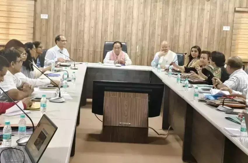 मैराथन बैठक में विभागीय मंत्री ने अधिकारियों को दिये कार्यों में तेजी के निर्देश