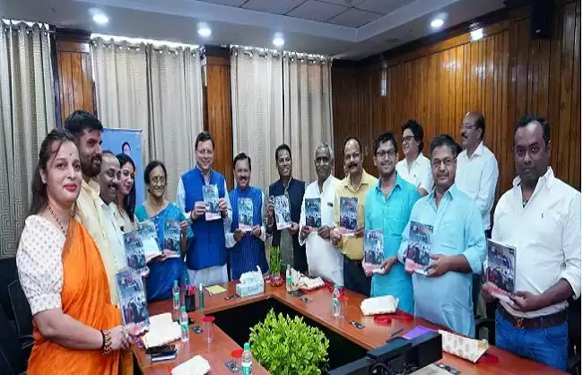  मुख्यमंत्री ने ‘वो 17 दिन’ पुस्तक का किया विमोचन