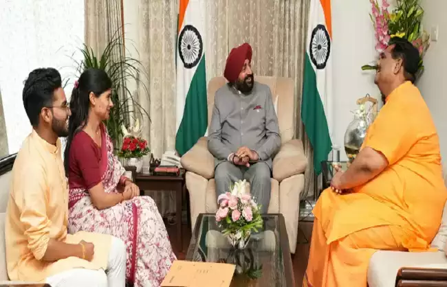  पावन चिंतन धारा आश्रम के अध्यक्ष पवन सिन्हा ‘गुरूजी’ ने की राज्यपाल से भेंट