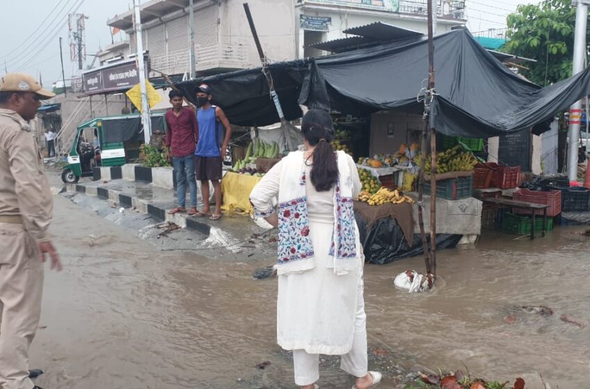  जिलाधिकारी श्रीमती सोनिका ने देहरादून से भानियावाला तक वर्षा के बीच पानी निकासी का अवलोकन करते हुए