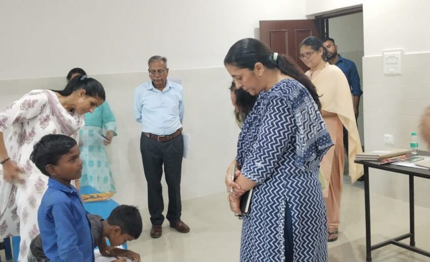  जिलाधिकारी श्रीमती सोनिका ने आज जनपद के शहर क्षेत्र के खुले आश्रय गृह का औचक निरीक्षण करते हुए