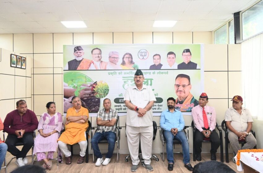  कैंप कार्यालय में जम्मू के डोडा में आतंकियों के साथ मुठभेड़ के दौरान शहीद हुए अमर बलिदानियों को श्रद्धासुमन अर्पित करते सैनिक कल्याण मंत्री गणेश जोशी