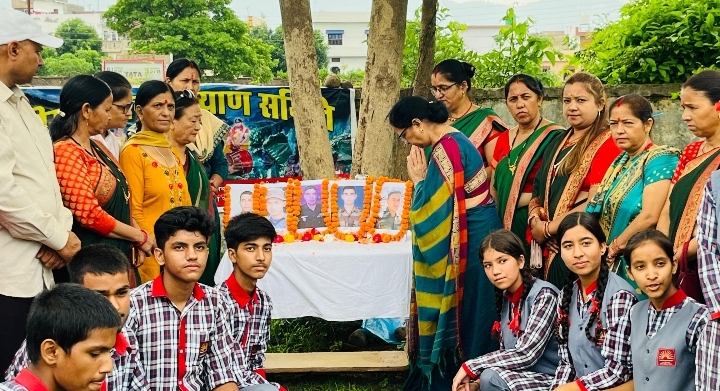 एक पेड़ शहीद सैनिकों के नाम से महिला आयोग की अध्यक्ष ने किया पौधारोपण