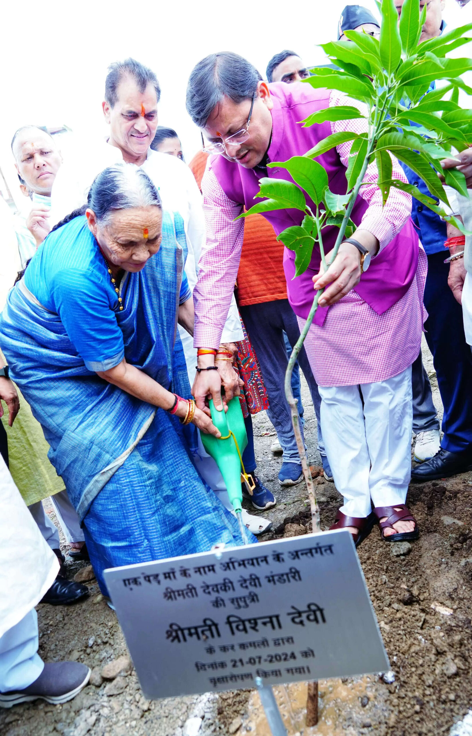  मुख्यमंत्री धामी ने गुरु पूर्णिमा पर ‘एक पेड़ मां के नाम’ अभियान के तहत अपनी माता संग किया पौधरोपण