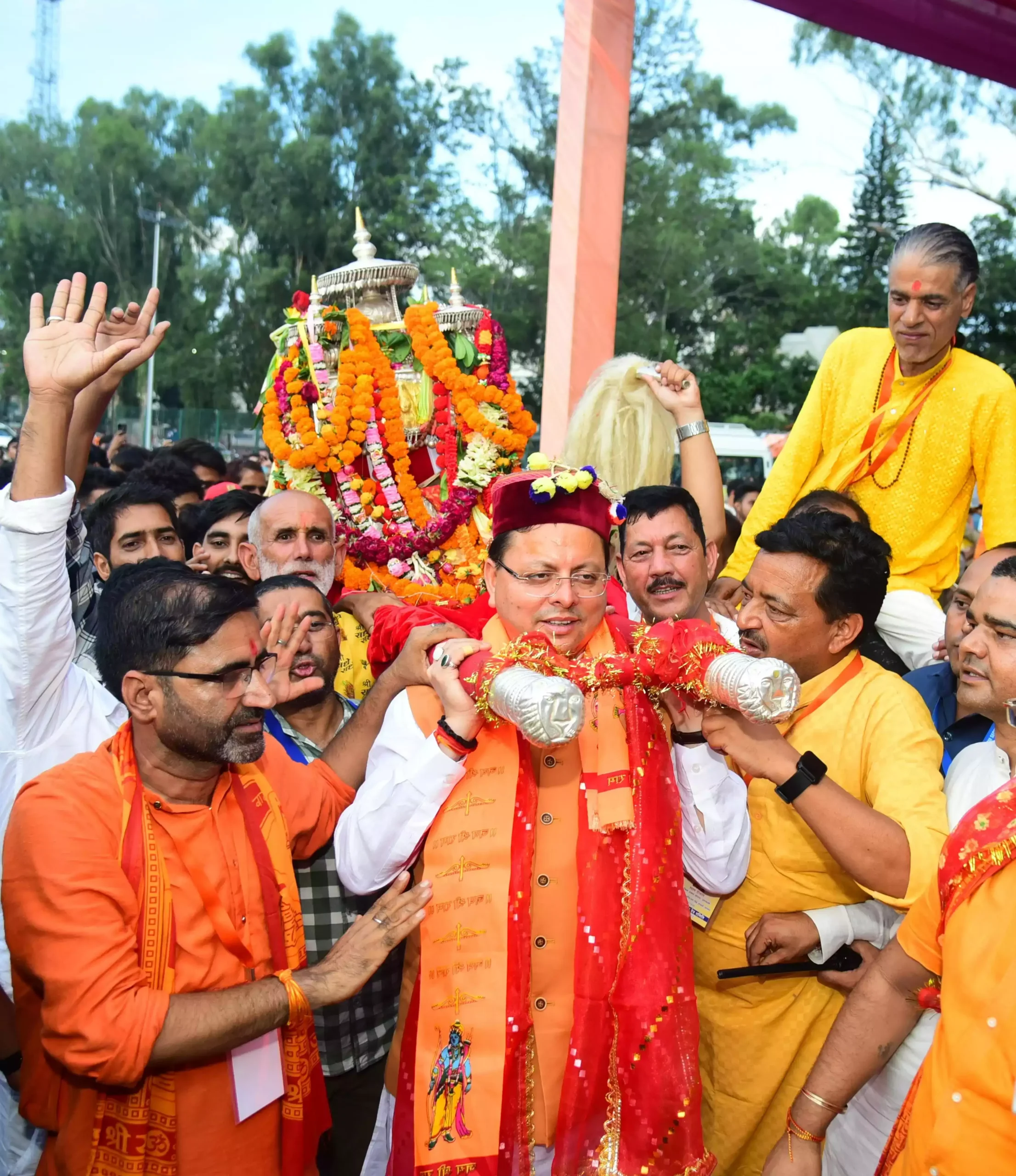  बाबा बौखनाग की डोली को मुख्यमंत्री ने कंधा देकर अयोध्या धाम भ्रमण को किया रवाना