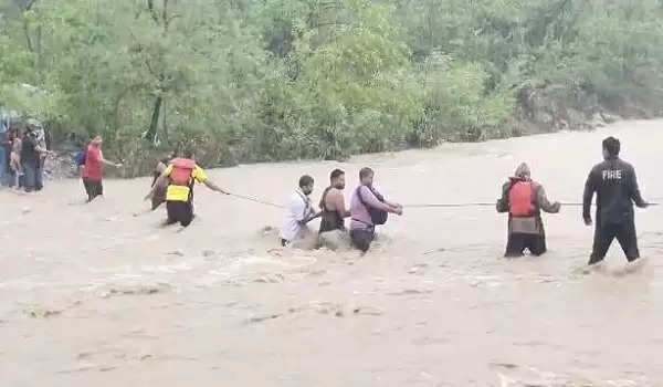  गुच्चूपानी के पास टापू में फंसे 10 युवक, एसडीआरएफ ने रेस्क्यू कर निकाला बाहर