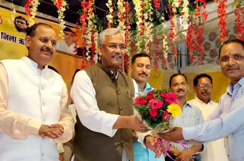  अभिनंदन समारोह में सांसद त्रिवेंद्र बोले- धरती का कर्ज चुकाना है तो एक पेड़ मां के नाम लगाना है
