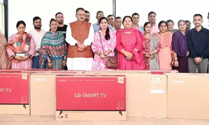  आपदा प्रभावित 12 परिवारों को कैबिनेट मंत्री ने सौंपे टेलीविजन सेट