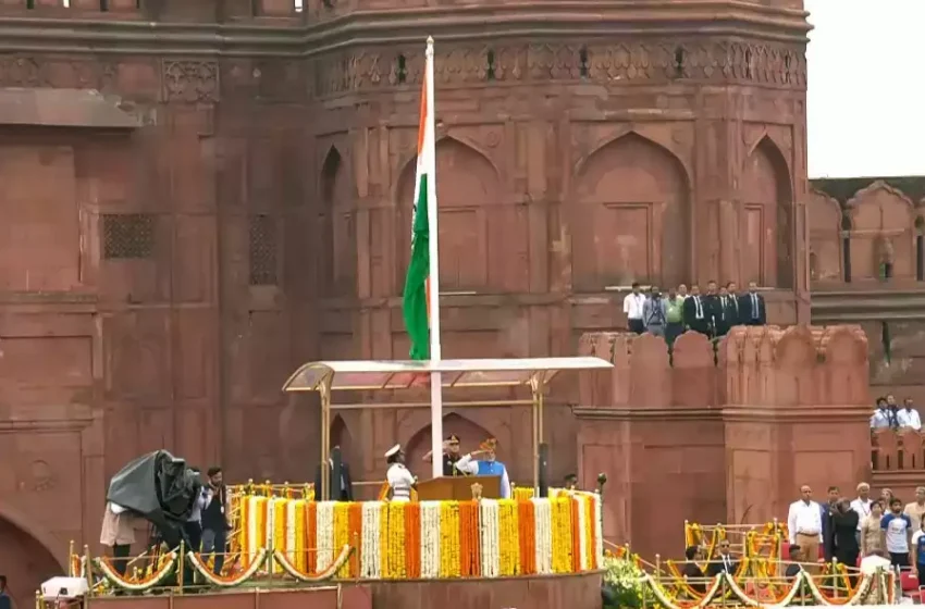 प्रधानमंत्री नरेन्द्र मोदी ने 78वें स्वतंत्रता दिवस पर लाल किले पर तिरंगा फहराया