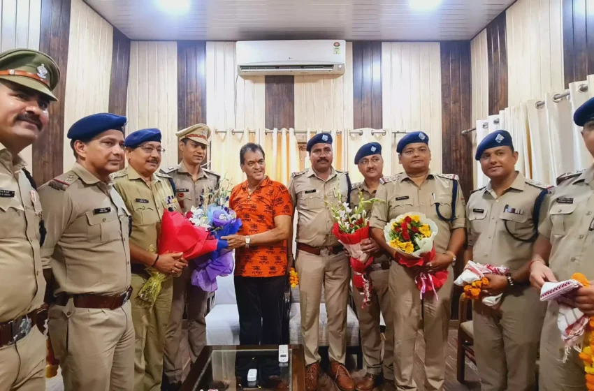  शहरी विकास मंत्री ने पुलिस कर्मियों को किया सम्मानित