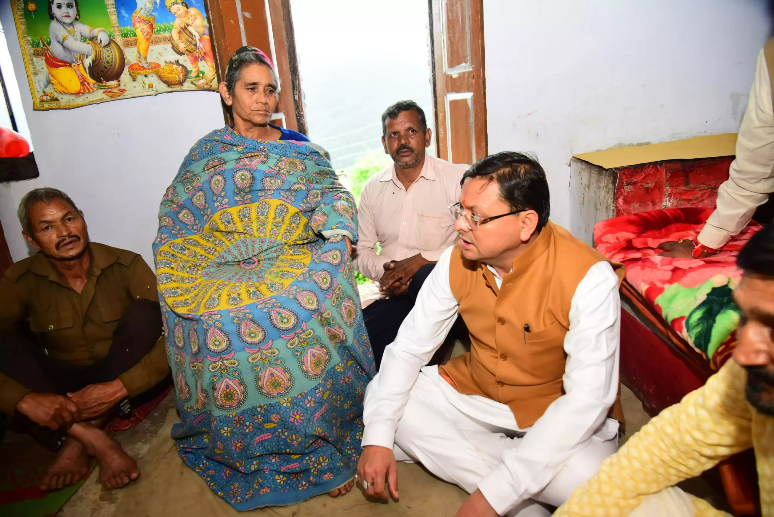  मुख्यमंत्री धामी सारकोट गांव में बलिदानी के घर पहुंचे, बोले- परिजनों के साथ सरकार