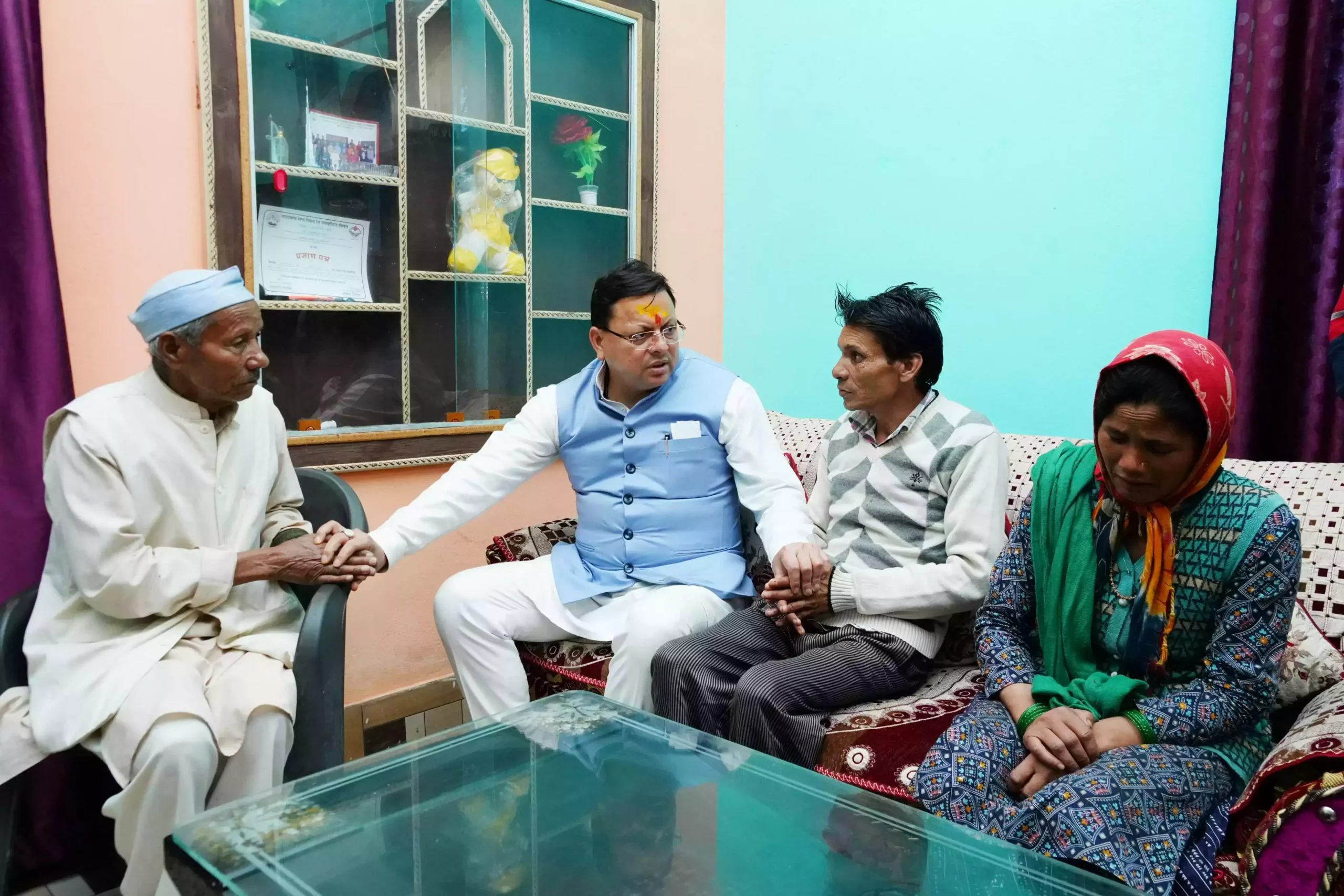  मुख्यमंत्री ने हिमांशु नेगी के परिजनों से घर जाकर की भेंट
