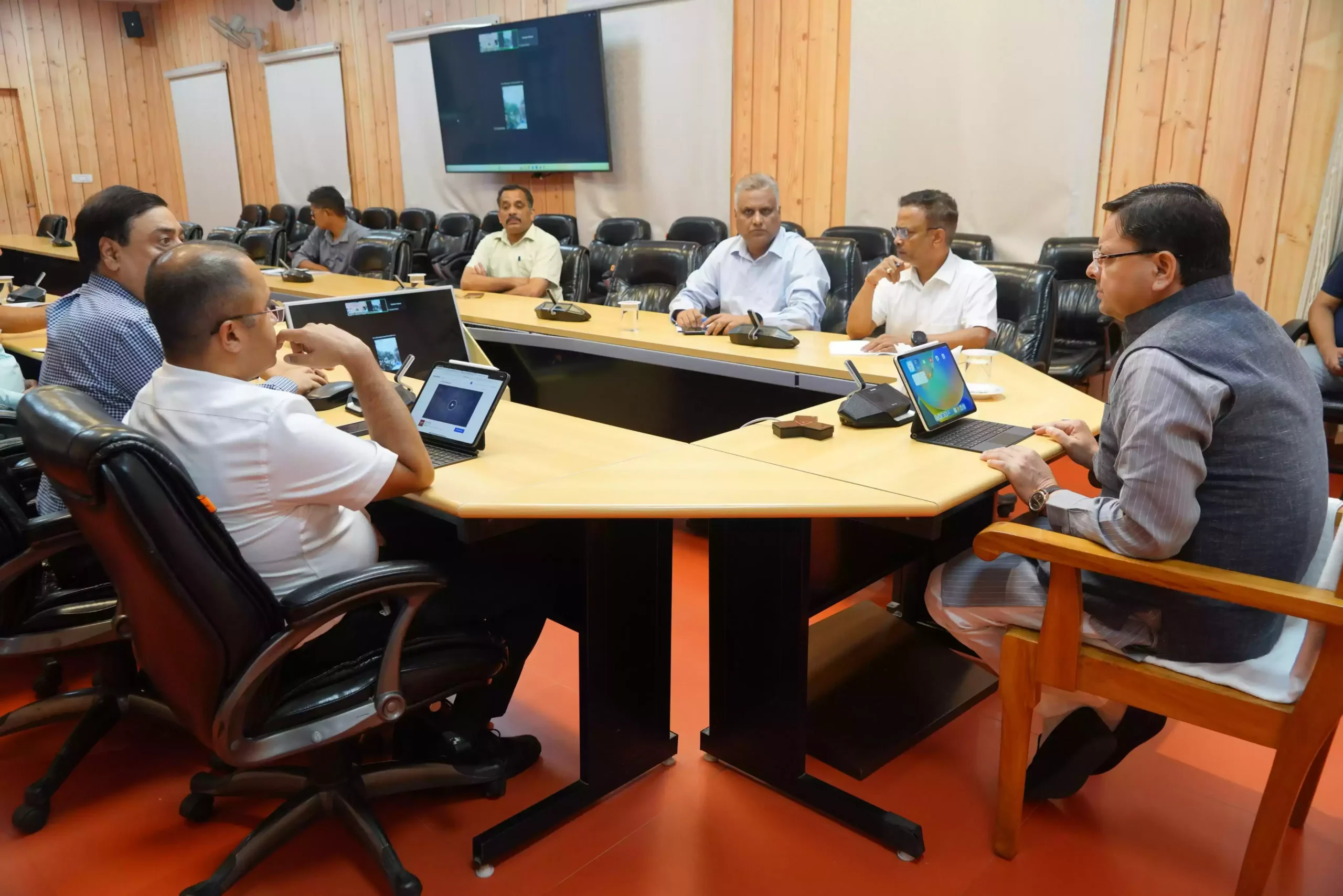  राहत और बचाव कार्यों का वरिष्ठ अधिकारी निरंतर अनुश्रवण करें : मुख्यमंत्री धामी
