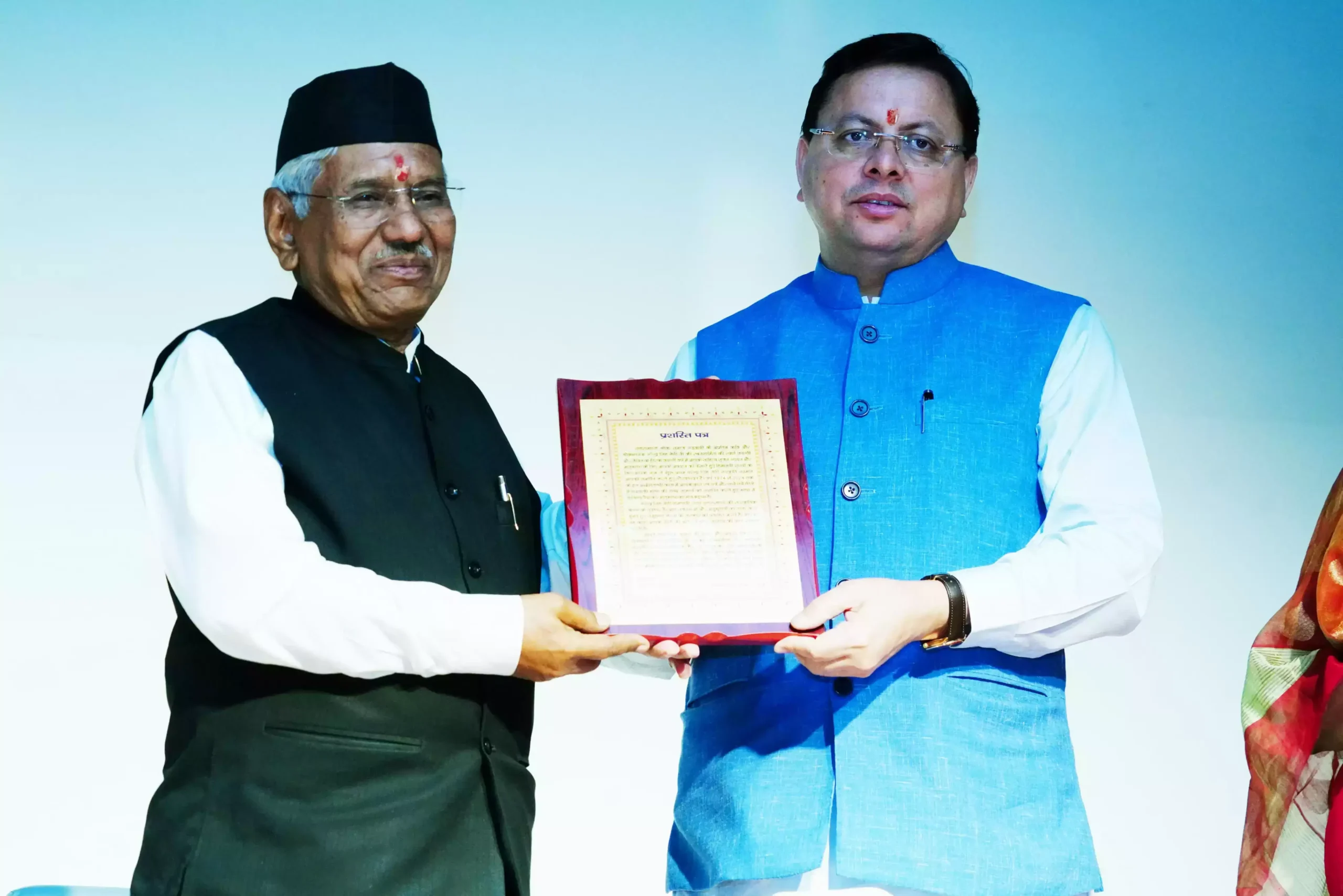  मुख्यमंत्री ने प्रसिद्ध लोक गायक नरेन्द्र सिंह नेगी को उत्तराखण्ड लोक सम्मान से किया सम्मानित