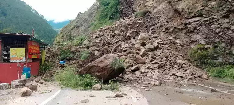  बद्रीनाथ हाइवे पर आया मलबा, मार्ग अवरुद्ध, कई वाहन फंसे
