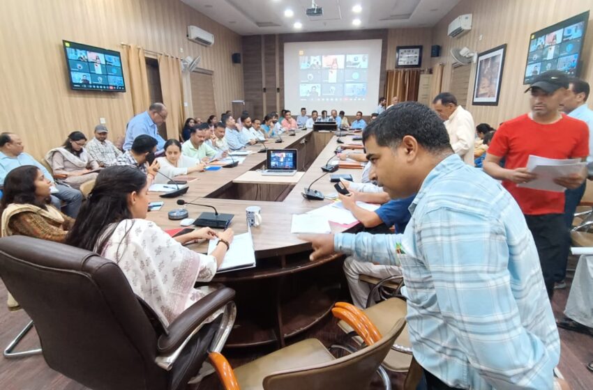  जिलाधिकारी श्रीमती सोनिका की अध्यक्षता में ऋषिपर्णा सभागार में जनसुनवाई का आयोजन किया