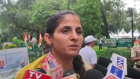 जिलाधिकारी श्रीमती सोनिका ने आज सम्बन्धित अधिकारियों के साथ परेडग्राउण्ड का स्थलीय निरीक्षण करते हुए