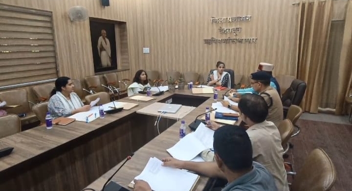  जिलाधिकारी श्रीमती सोनिका की अध्यक्षता में ऋषिपर्णा सभागार में जिला स्तरीय सतर्कता एवं मॉनिटिरिंग समिति की बैठक आयोजित की