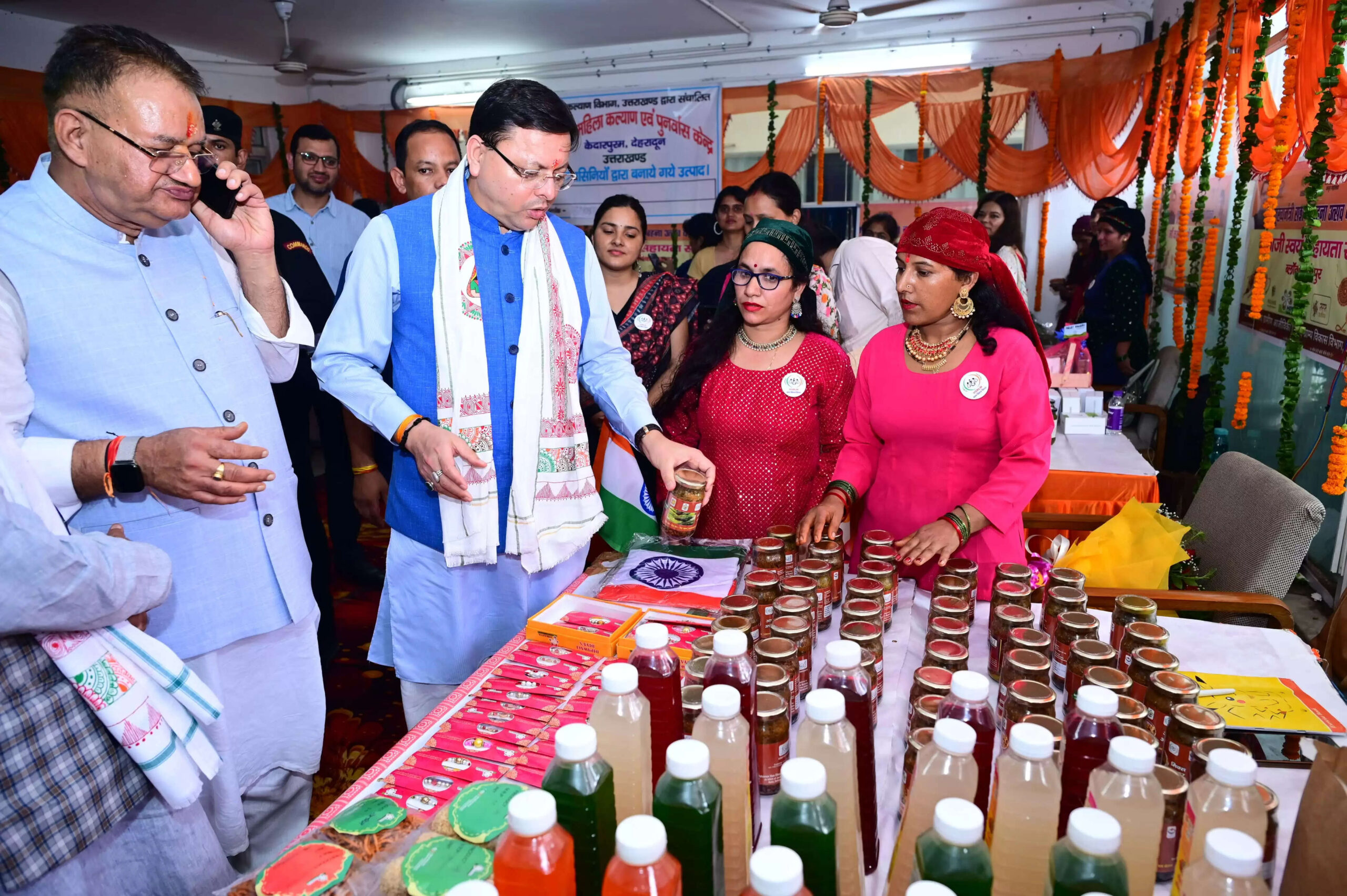  मुख्यमंत्री ने स्थानीय उत्पादों की खरीदारी की, सभी से राखियां और अन्य उत्पाद खरीदने की अपील की