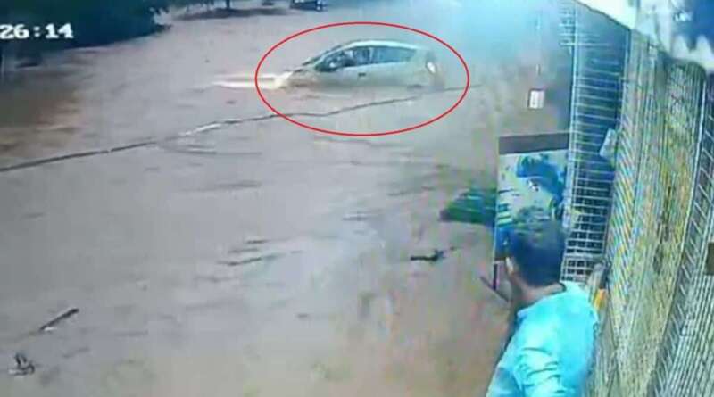  उफनते नाले में तिनके की तरह बह गई कार