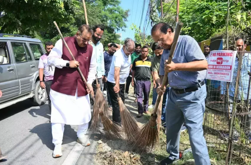  मंत्री गणेश जोशी ने साकेत कॉलोनी में स्वच्छता ही सेवा कार्यक्रम में भाग लिया