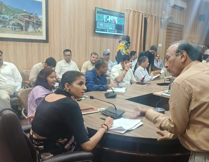  जिलाधिकारी श्रीमती सोनिका की अध्यक्षता में आज ऋषिपर्णा सभागार में जनसुनवाई का आयोजन किया