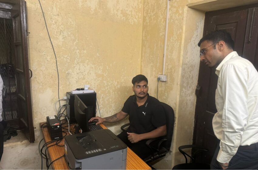  जिलाधिकारी श्री सविन बंसल ने देर रात्रि में नगर निगम के कंट्रोलरूम का औचक निरीक्षण किया