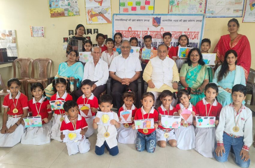  मानवाधिकार एवं सामाजिक न्याय संगठन के राष्ट्रीय अध्यक्ष श्री सचिन जैन ने रेनबो एमडी पब्लिक स्कूल में चित्रकला प्रतियोगिता में प्रतिभाग लेने वाले विजेताओं को पुरस्कृत किया