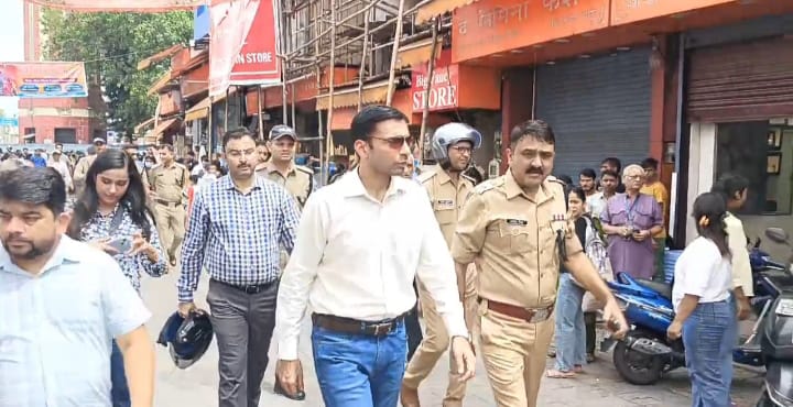  जिलाधिकारी सविन बंसल एवं वरिष्ठ पुलिस अधीक्षक अजय सिंह ने आज मोटरसाईकिल पर सवार होकर संयुक्त रूप से शहर का निरीक्षण किया