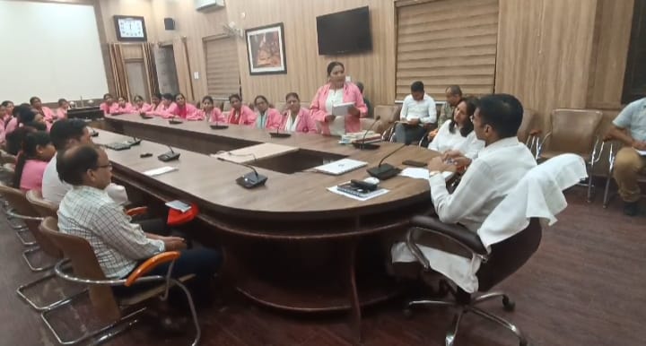  फील्ड कर्मचारियों को कार्य सम्पादन में आने वाली कठिनाईयों का संज्ञान लेंते हुए उसके निराकरण की दिशा कार्य करना सुनिश्चित करें अधिकारी : जिलाधिकारी