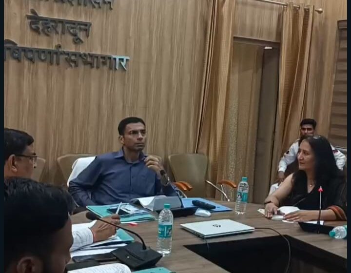  जिला चिकित्सालय में चिकित्सकों, वार्ड अटेंडेंट, सुरक्षा गार्ड आदि के रिक्त पदों के सापेक्ष तुरंत कर्मचारी रखें : डीएम