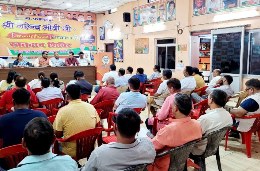  महानगर देहरादून की 1 लाख सदस्यता होने पर प्रदेश संगठन की ओर से महानगर अध्यक्ष एवं कार्यकर्ताओं को दी गई बधाई