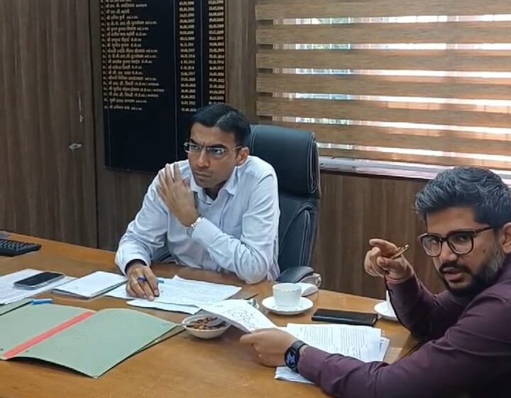  जिलाधिकारी सविन बंसल ने आज सर्वे चौक स्थित विकास भवन में क्षेत्र पंचायत/जिला पंचायत के परिसमन के संबंध में प्राप्त आपत्तियों पर सुनवाई की