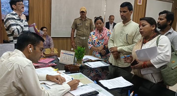  आज जिलाधिकारी के जनता निकट कालिका मन्दिर सैनट्रीयों मॉल समीप सीवर बहने की शिकायत मिली जिस पर जिलाधिकारी ने संयुक्त निरीक्षण करने के निर्देश दिए