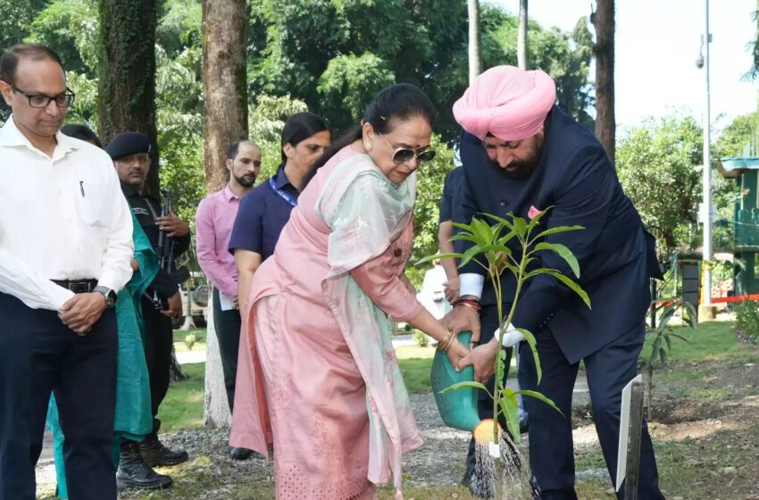  राज्यपाल ने पौधा लगाकर पर्यावरण संरक्षण का लिया संकल्प