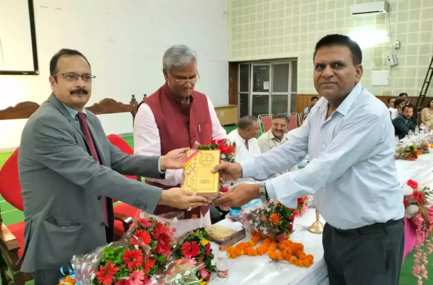  सांसद त्रिवेंद्र सिंह रावत व जिला जज प्रशांत जोशी ने किया डॉ. नरेश चौधरी को सम्मानित