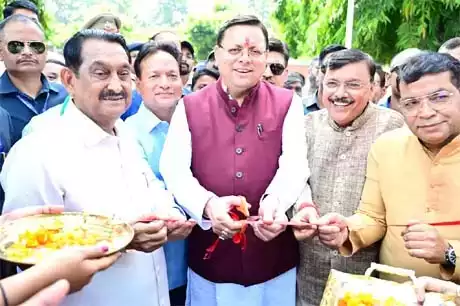  मुख्यमंत्री ने किसान मेले का शुभारंभ कर महिला समूह द्वारा तैयार उत्पादों का किया अवलोकन