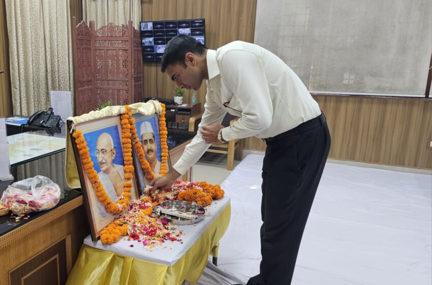  जिलाधिकारी सविन बंसल ने महात्मा गांधी जी एवं पूर्व प्रधानमंत्री लाल बहादुर शास्त्री जी की जयंती के अवसर पर उनके चित्रों पर पुष्प अर्पित किए
