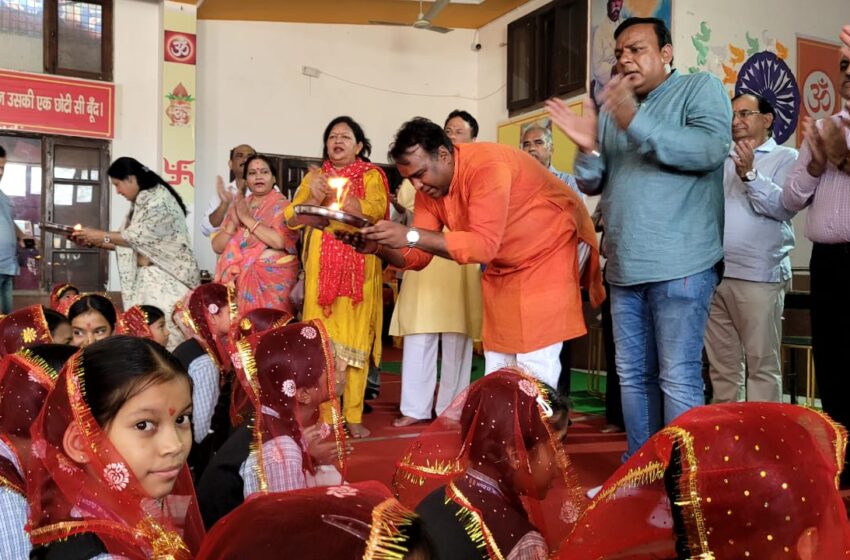  महानगर अध्यक्ष सिद्धार्थ उमेश अग्रवाल द्वारा नवरात्रों के उपलक्ष में पंचम नवरात्र पर कन्याओं का विधिवत पूजन किया