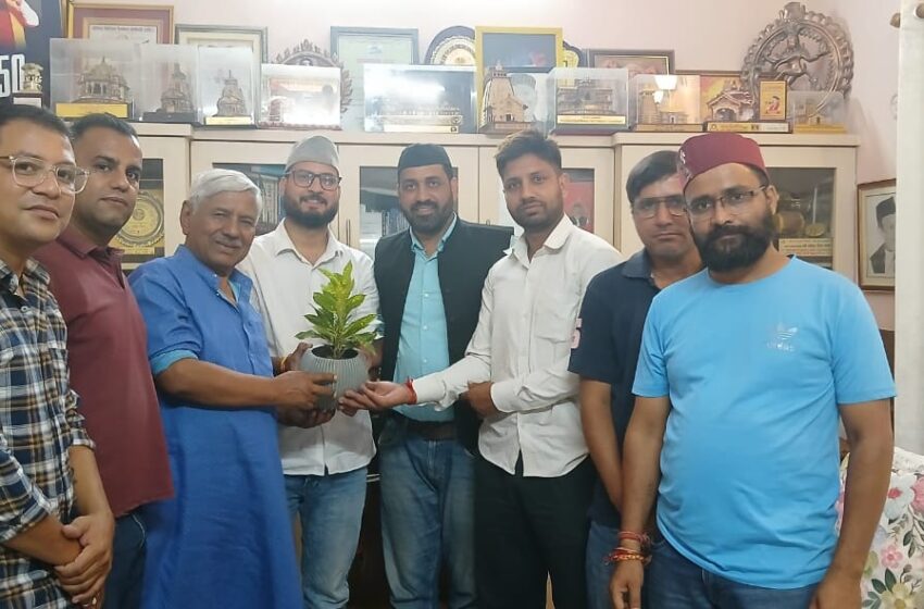  मूल निवास भू-कानून आंदोलन से जुड़े पदाधिकारियों ने की सुर सम्राट नरेंद्र सिंह नेगी से शिष्टाचार भेंट