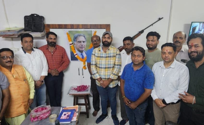  विश्व व्यापार जगत के महान योद्धा कर्म नायक स्वर्गीय रतन टाटा जी का अकस्मात निधन होने पर देहरादून दून उद्योग युवा व्यापार मंडल के द्वारा श्रद्धांजलि सभा आयोजित की