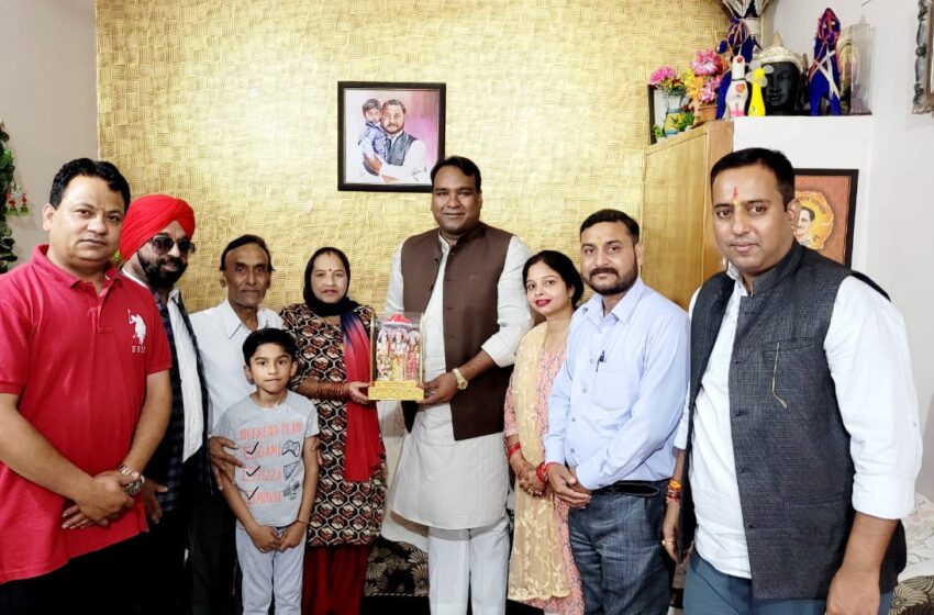  भारतीय जनता पार्टी महानगर अध्यक्ष के द्वारा महानगर शक्ति केंद्र संयोजक दीपावली शुभकामनाएं मिलन कार्यक्रम के अंतर्गत तपोवन मंडल के सभी शक्ति केदो पर शुभकामनाएं दी