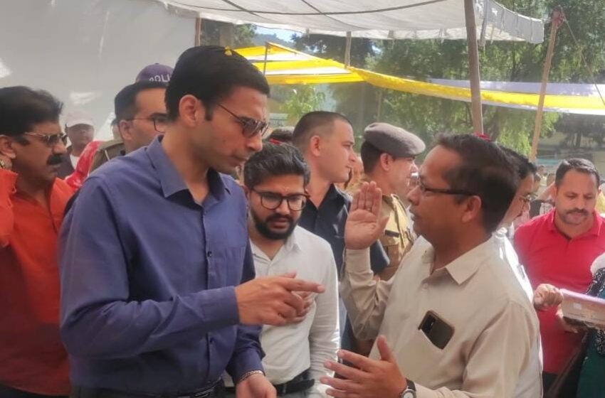  जिलाधिकारी/प्रशासक सविन बंसल के निर्देशों के क्रम में नगर निगम द्वारा विभिन्न वार्डों में खराब लाईट ठीक करने का कार्य गतिमान है