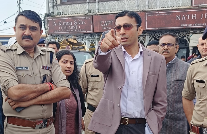  सुरक्षा के दृष्टिगत सीसीटीवी कैमरे लगाए, नहीं होगी धन की कमी डीएम ने पुलिस के अधिकारियों को निर्देश