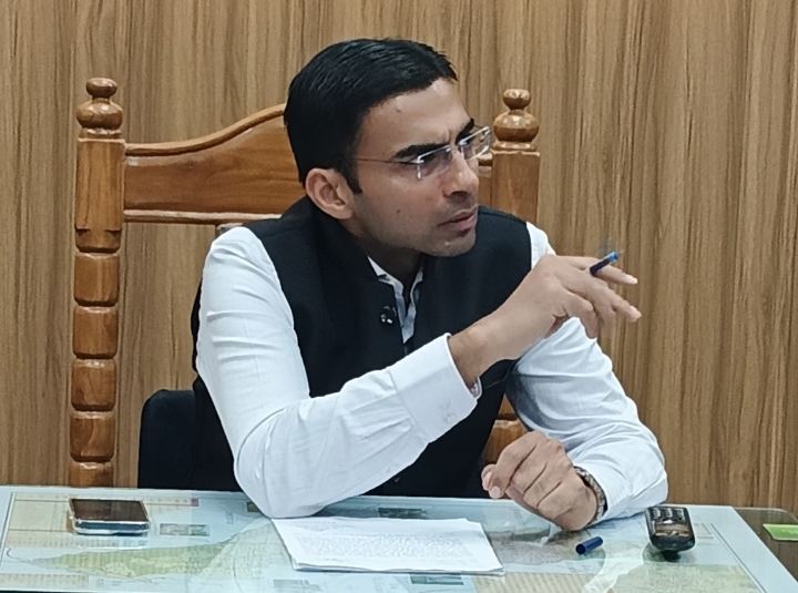  जिलाधिकारी सविन बंसल ने आज प्रतिदिन की भांति अपने कार्यालय कक्ष में जनता दर्शन कार्यक्रम के दौरान जनमानस की समस्याओं को सुना